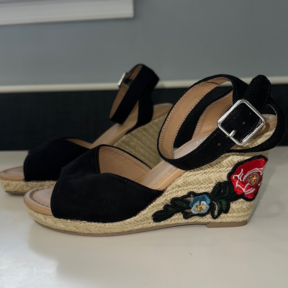 NEW Lane Bryant wedges with embroidery size 8W